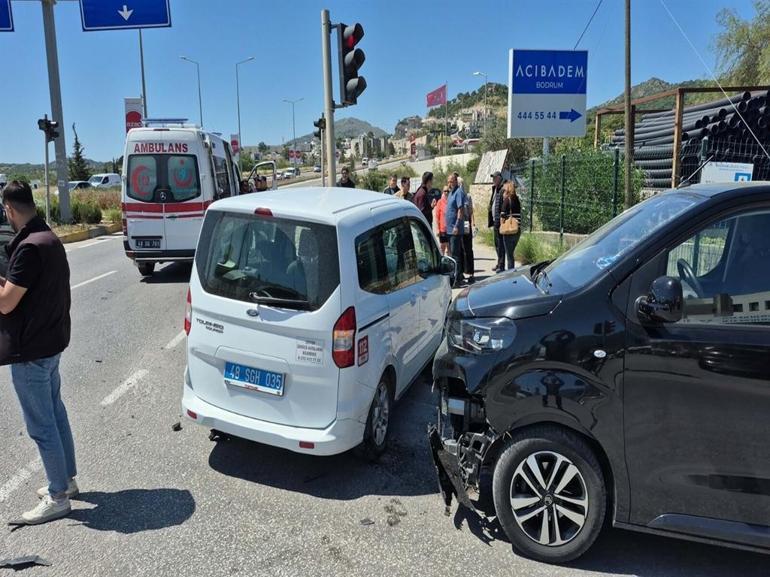 Bodrum’da trafik kazasında 2 Sahil Güvenlik personeli hafif yaralandı, kaza kamerada