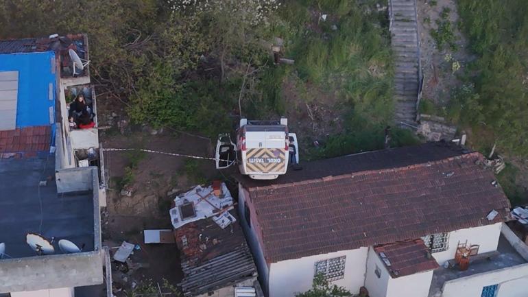 Kağıthanede takla atan okul servisi evin çatısına düştü; araçta sıkışan şoför kurtarıldı