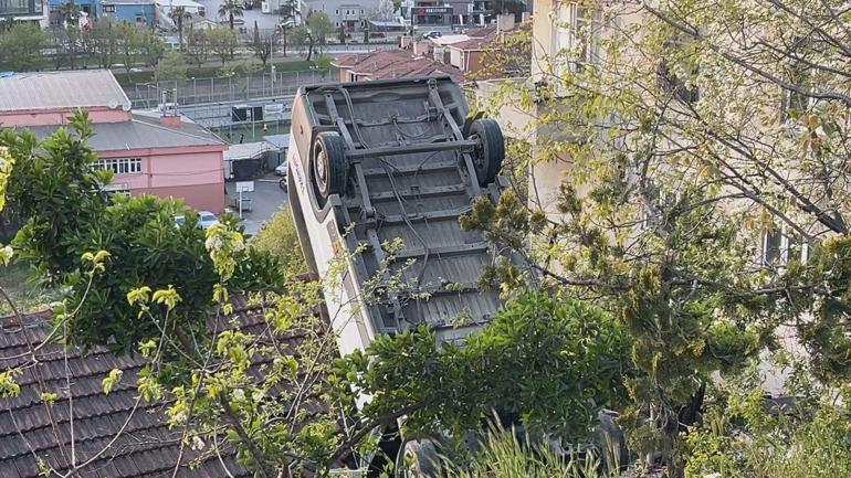 Kağıthanede takla atan okul servisi evin çatısına düştü; araçta sıkışan şoför kurtarıldı
