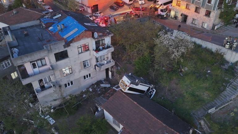 Kağıthanede takla atan okul servisi evin çatısına düştü; araçta sıkışan şoför kurtarıldı