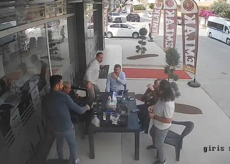 Tarsus’ta tavuk uçarak masa kondu, çevresindekiler panik yaşadı