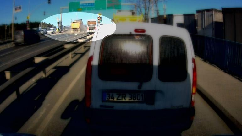 Arnavutköyde kırmızı ışıkta geçen hafriyat kamyonu servis midibüsüne çarptı; kaza kamerada