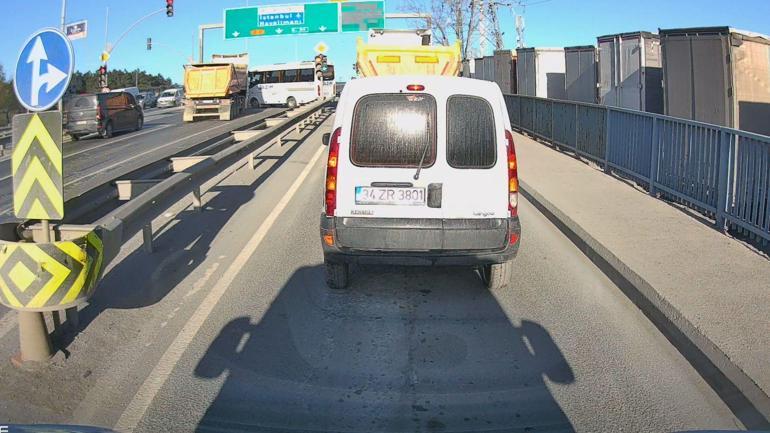 Arnavutköyde kırmızı ışıkta geçen hafriyat kamyonu servis midibüsüne çarptı; kaza kamerada