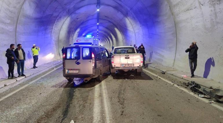 Artvin’de tünelde 7 kişinin yaralandığı kaza kamerada