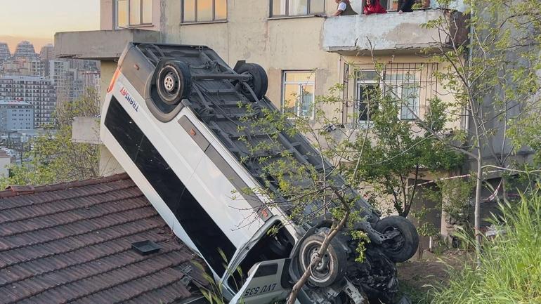 Kağıthanede evin çatısına düşen okul servisinin şoförü öldü; öğrencileri kazadan az önce indirmiş