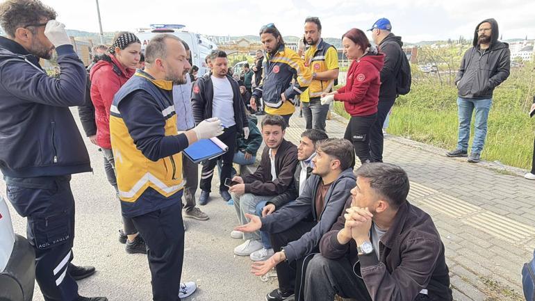 Öğrencileri taşıyan otobüs, otomobilin üzerine devrildi: 46 yaralı