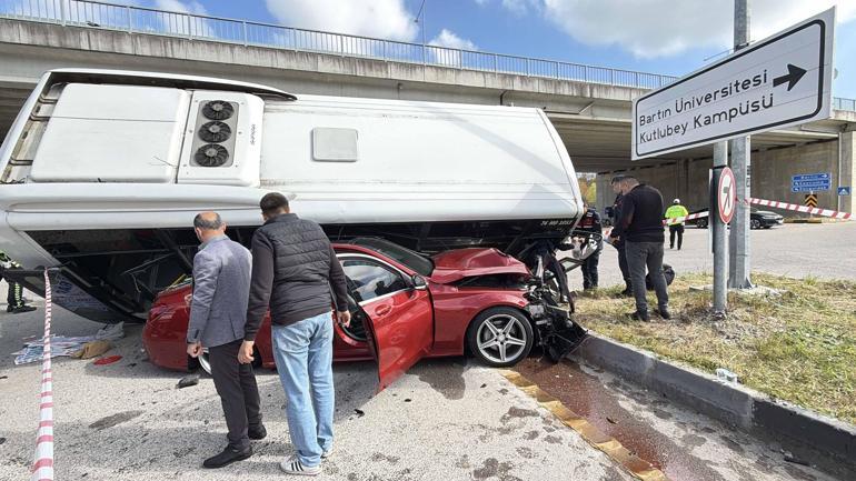 Öğrencileri taşıyan otobüs, otomobilin üzerine devrildi: 46 yaralı