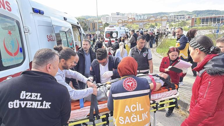 Öğrencileri taşıyan otobüs, otomobilin üzerine devrildi: 46 yaralı