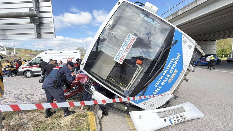 Öğrencileri taşıyan otobüs, otomobilin üzerine devrildi: 46 yaralı