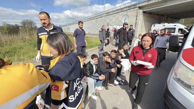Öğrencileri taşıyan otobüs, otomobilin üzerine devrildi: 46 yaralı