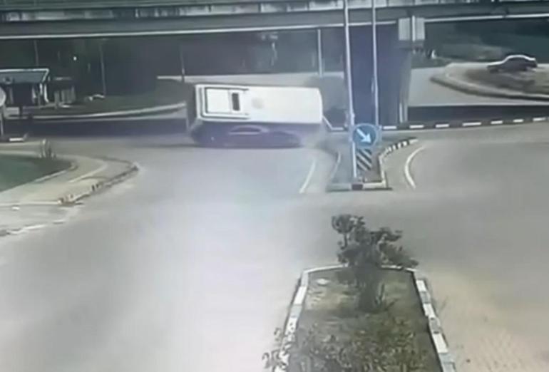 Öğrencileri taşıyan otobüs, otomobilin üzerine devrildi: 46 yaralı