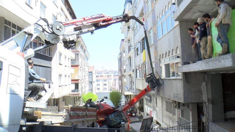 Güngörende yokuşta kayan iş makinesi 4 araçta ve binada hasara neden oldu