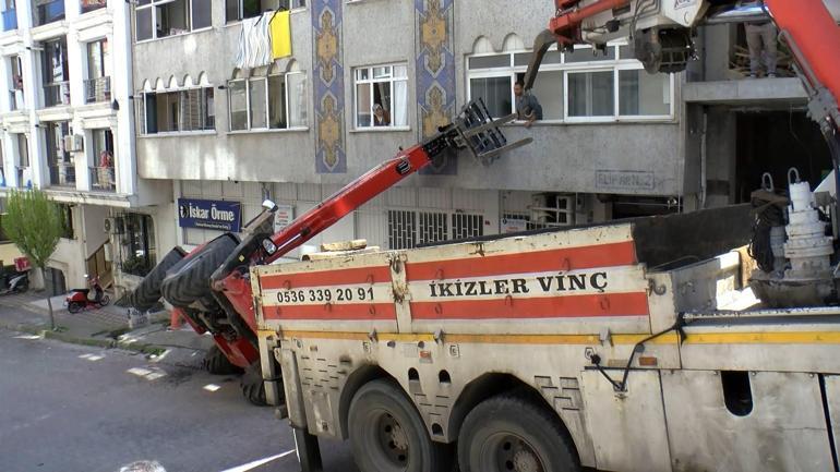 Güngörende yokuşta kayan iş makinesi 4 araçta ve binada hasara neden oldu
