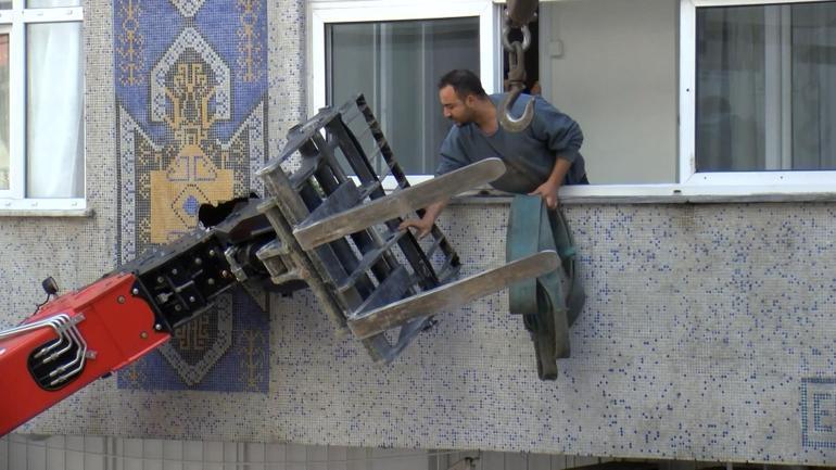 Güngörende yokuşta kayan iş makinesi 4 araçta ve binada hasara neden oldu