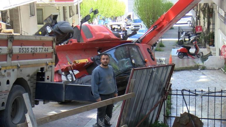 Güngörende yokuşta kayan iş makinesi 4 araçta ve binada hasara neden oldu