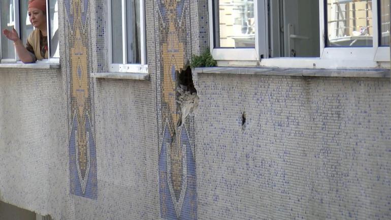 Güngörende yokuşta kayan iş makinesi 4 araçta ve binada hasara neden oldu