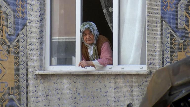 Güngörende yokuşta kayan iş makinesi 4 araçta ve binada hasara neden oldu