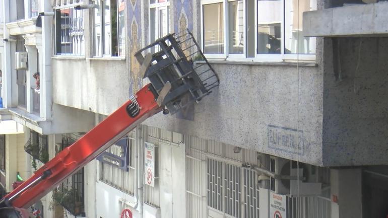 Güngörende yokuşta kayan iş makinesi 4 araçta ve binada hasara neden oldu