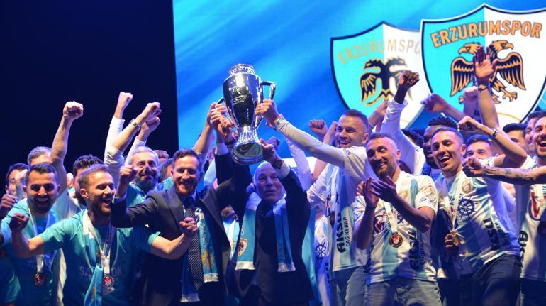 Erzurumspor FK şampiyonluğu taraftarlarıyla kutladı