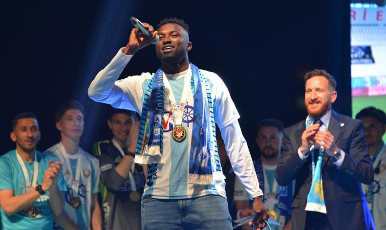 Erzurumspor FK şampiyonluğu taraftarlarıyla kutladı