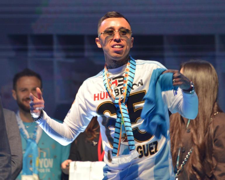 Erzurumspor FK şampiyonluğu taraftarlarıyla kutladı