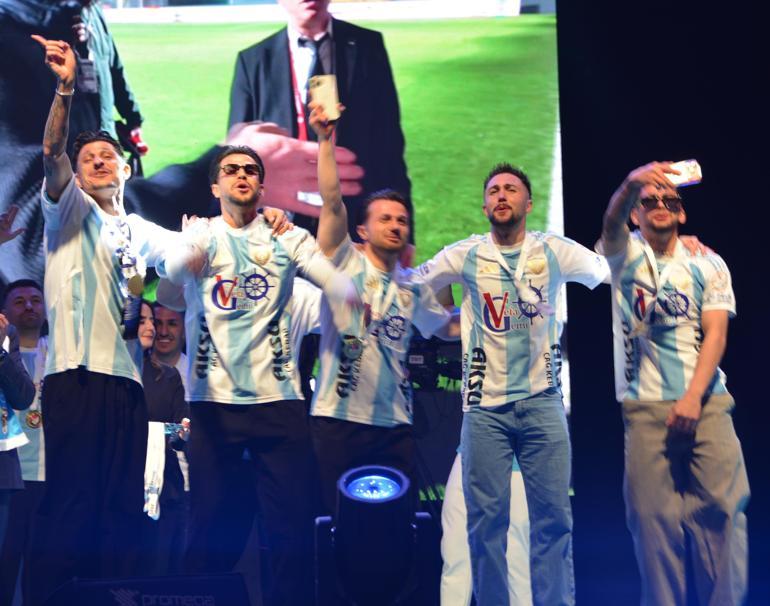 Erzurumspor FK şampiyonluğu taraftarlarıyla kutladı