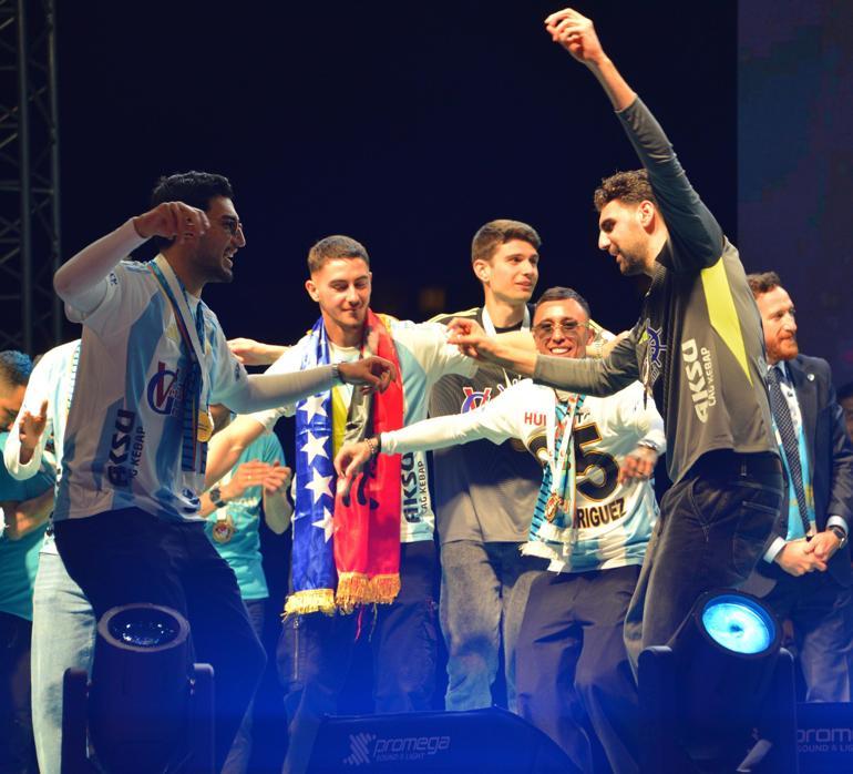 Erzurumspor FK şampiyonluğu taraftarlarıyla kutladı