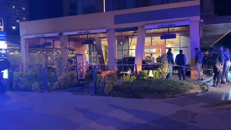 Bakırköyde otomobil kafedeki müşterilerin arasına daldı: 6 yaralı