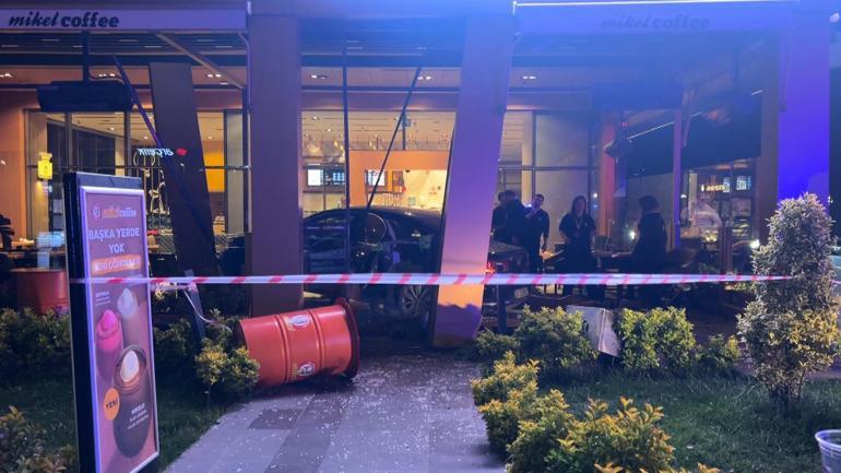 Bakırköyde otomobil kafedeki müşterilerin arasına daldı: 6 yaralı