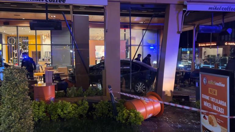 Bakırköyde otomobil kafedeki müşterilerin arasına daldı: 6 yaralı