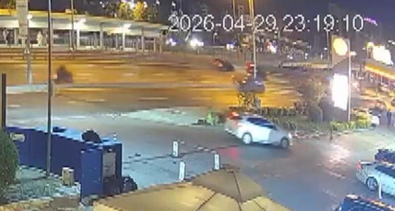 Bakırköyde otomobil kafedeki müşterilerin arasına daldı; kaza kamerada: 6 yaralı