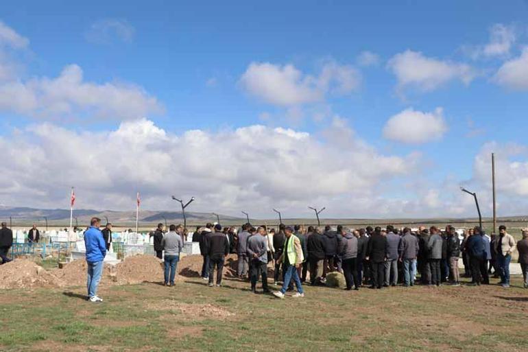 Köpek saldırısında ölen 5 yaşındaki Hamza toprağa verildi