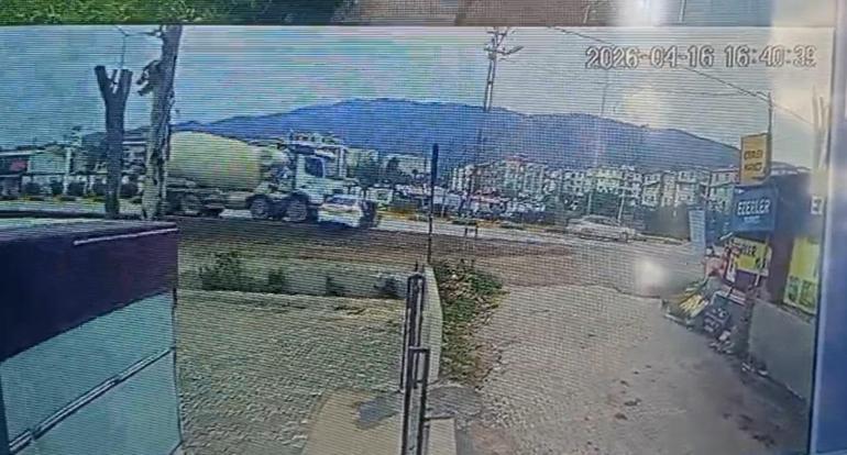 Beton mikseri, otomobili metrelerce sürükledi