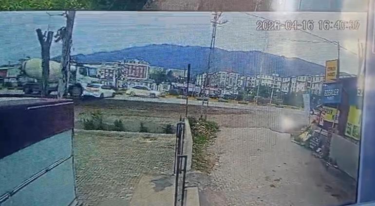 Beton mikseri, otomobili metrelerce sürükledi