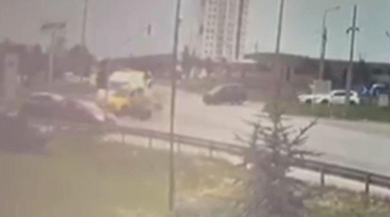 Ambulansla taksinin çarpıştığı kaza kamerada; 5 yaralı