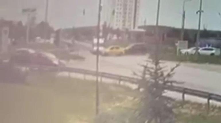 Ambulansla taksinin çarpıştığı kaza kamerada; 5 yaralı