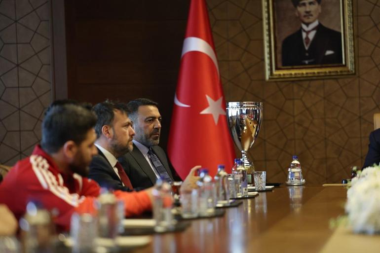 Bakan Bak, Milli güreşçileri kabul etti