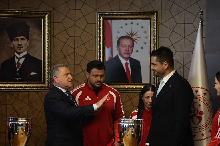 Bakan Bak, Milli güreşçileri kabul etti