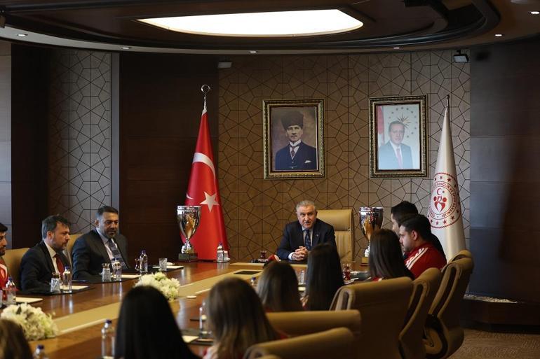 Bakan Bak, Milli güreşçileri kabul etti