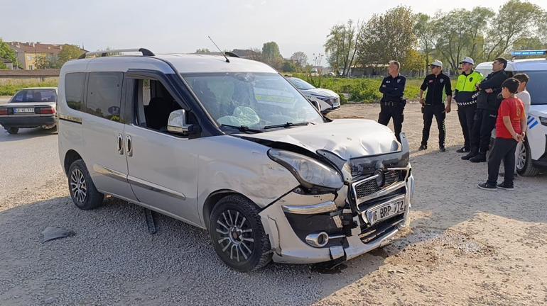 Bursada iki hafif ticari araç çarpıştı: 3 yaralı