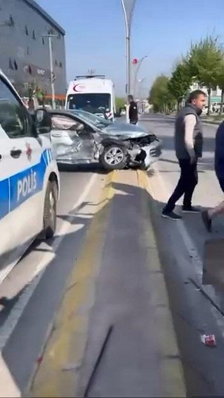 Kamyonet ile otomobilin çarpıştığı kaza kamerada; 2 yaralı
