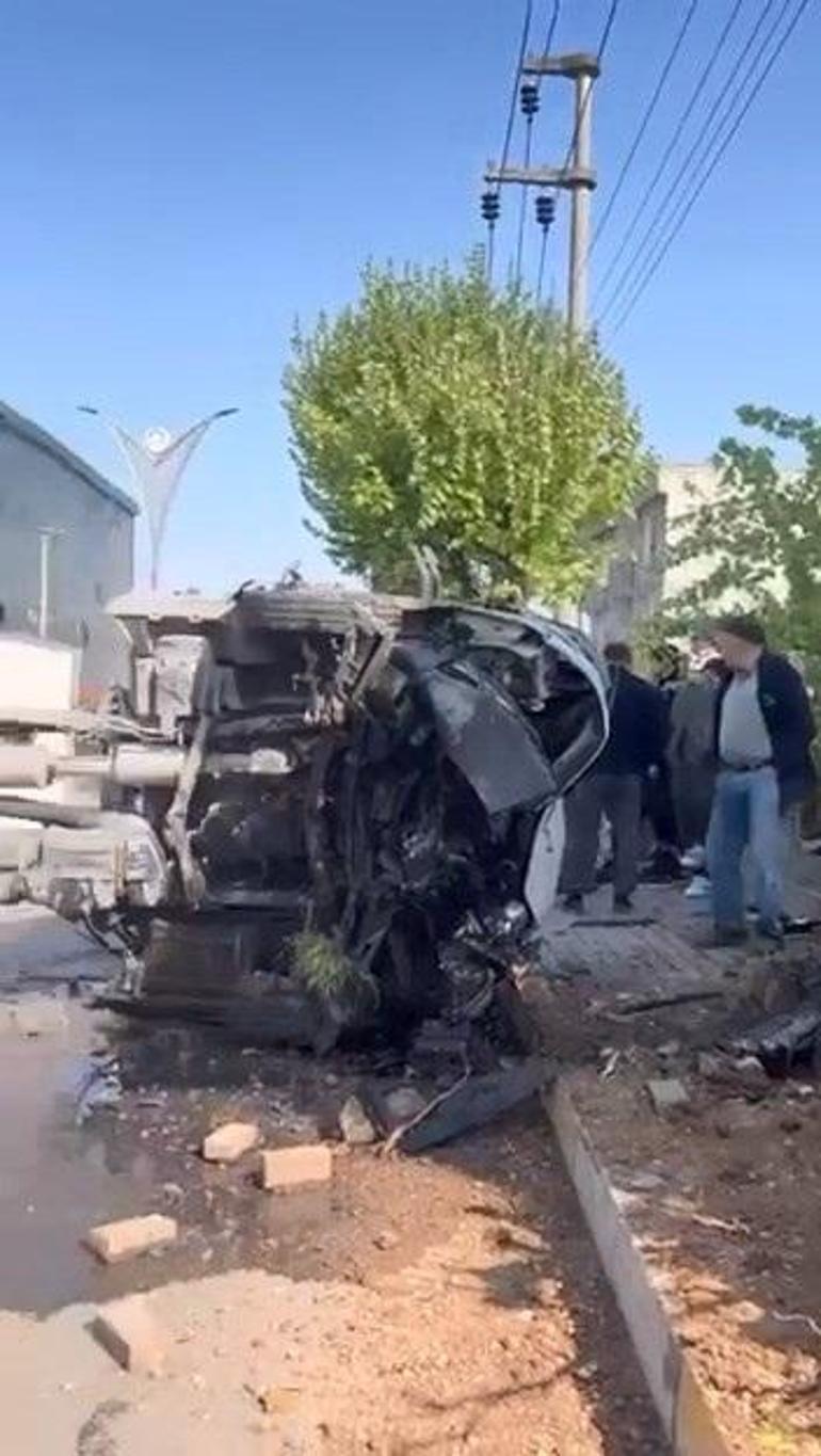 Kamyonet ile otomobilin çarpıştığı kaza kamerada; 2 yaralı