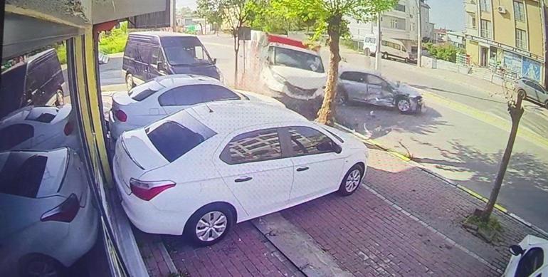 Kamyonet ile otomobilin çarpıştığı kaza kamerada; 2 yaralı