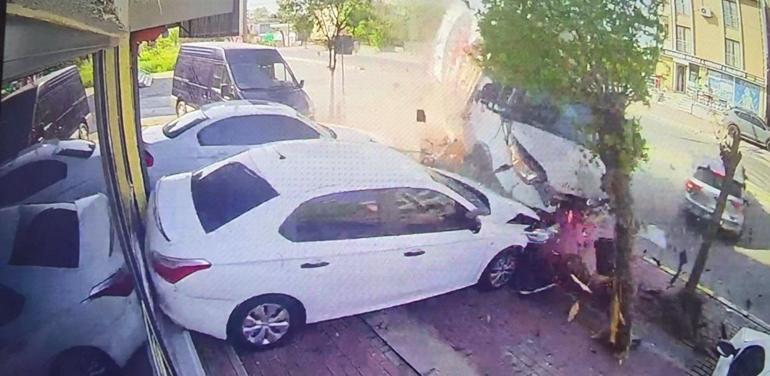 Kamyonet ile otomobilin çarpıştığı kaza kamerada; 2 yaralı