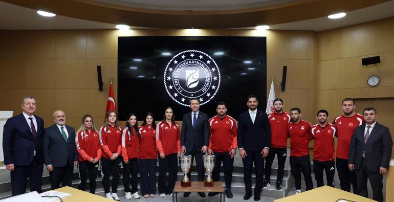 Bakan Bayraktar, Milli güreşçileri ağırladı