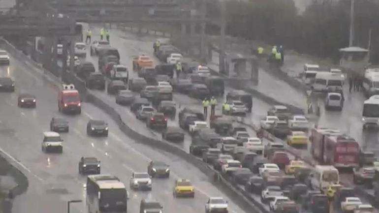 15 Temmuz Şehitler Köprüsünde trafiği kapatıp izinsiz gösteriye yapmak isteyenlere müdahale