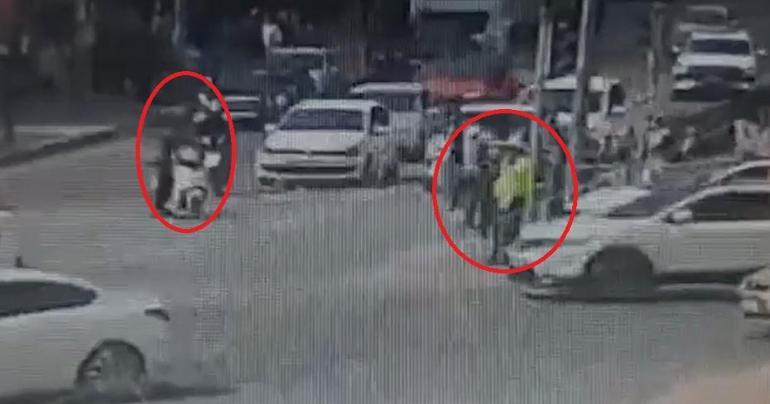 Nefes borusuna cisim kaçan moto kurye, polislerin ‘heimlich’ manevrası ile hayata tutundu; o anlar kamerada