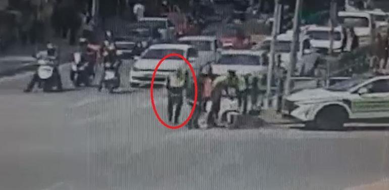 Nefes borusuna cisim kaçan moto kurye, polislerin ‘heimlich’ manevrası ile hayata tutundu; o anlar kamerada