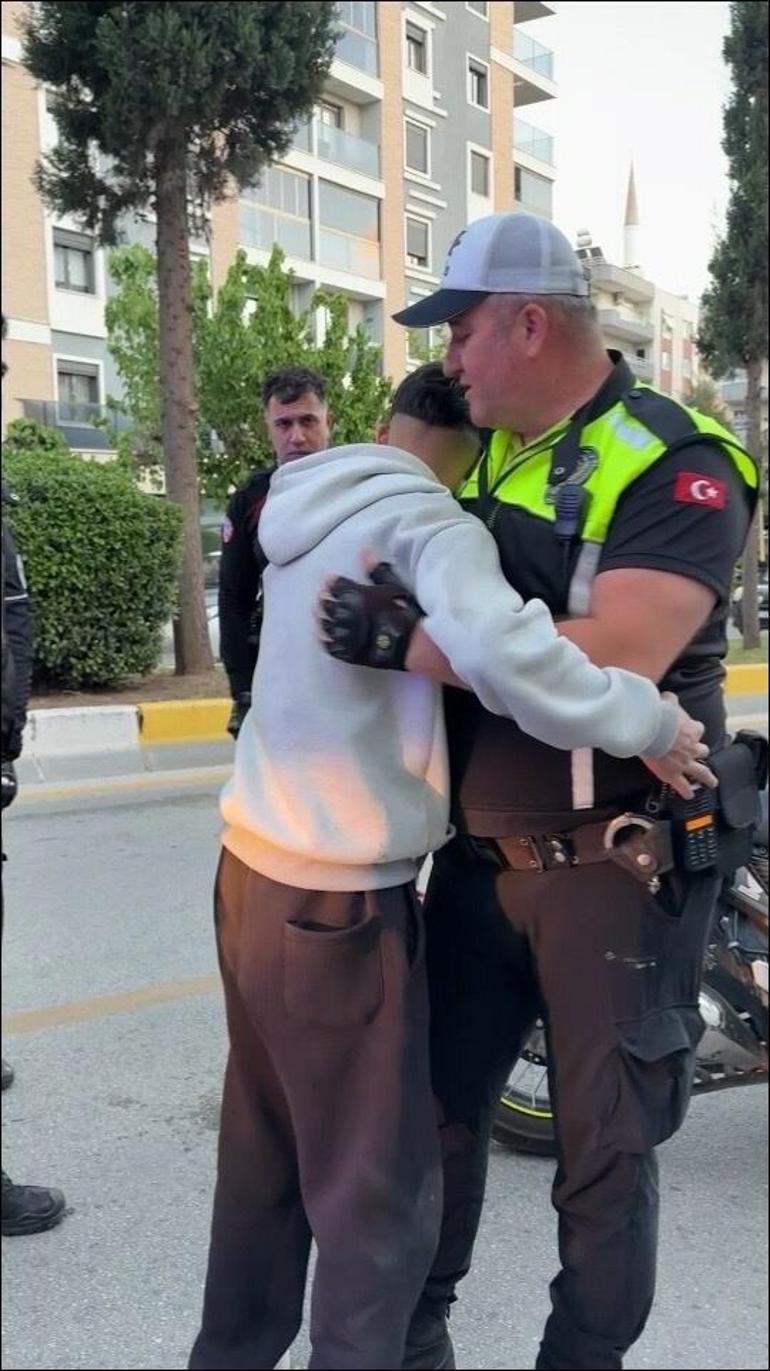 Kaçan motosiklet sürücüsü, kazadan sonra polise sarılıp ağladı