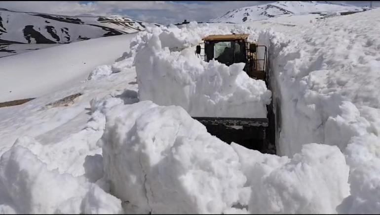 Vanın İran sınırında 3 metreyi aşan karla mücadele